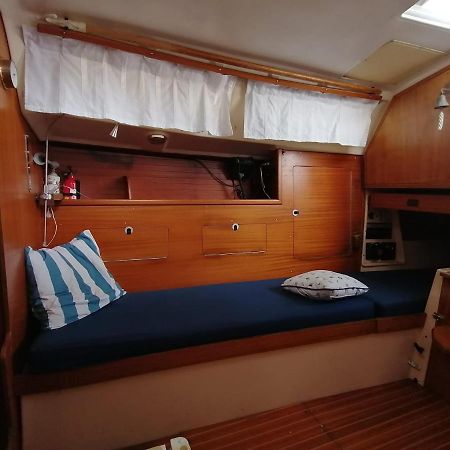 Cozy Sailboat In Barcelona!! No Showers Sant Adrià de Besòs Kültér fotó