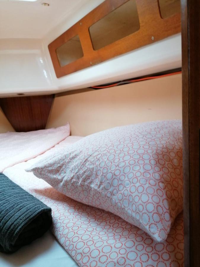 Cozy Sailboat In Barcelona!! No Showers Sant Adrià de Besòs Kültér fotó