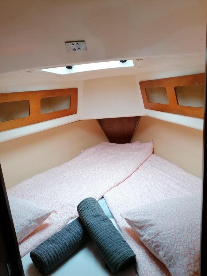 Cozy Sailboat In Barcelona!! No Showers Sant Adrià de Besòs Kültér fotó